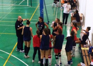 Coach Caristi a colloquio con le ragazze.