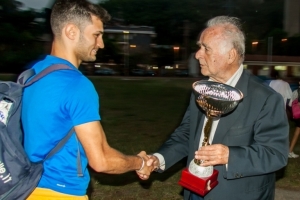 Copia di Il presidente Carmignani premia Gabriele Crisafulli in rappresentanza dell'Atletica Villafranca