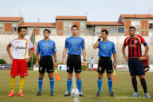 La terna arbitrale, sonoramente contestata dai mamertini  (foto Carmelo Lenzo)