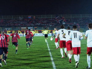 L'ingresso in campo di Casertana e Messina